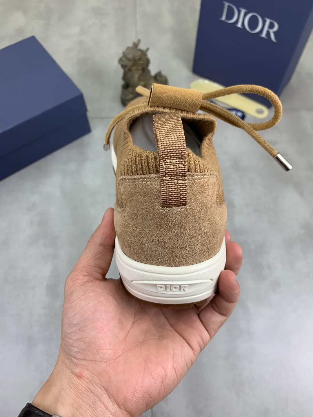 Men's men's shoes P400 new Dior Tech sneakers 2026 early spring series new products, with fashionable details, highlighting retro aesthetics. The fly-knit upper is spliced ​​with the sides of apricot transparent mesh fabric, and the leading edge of the upper window is laminated with high-frequency flat ironing and counter-pressure. The original craftsmanship is beautiful, comfortable and does not fall off. The interior is made of tonal sheep lining, which is soft and comfortable. The heel and tongue are embellished with the Paris logo. The textured TPU soles with the same tonal logo add to the high-end style.  Code number: 38-45 (46 customized)